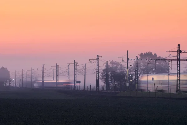 Tráfego Ferrovia Eletrificada Manhã Outono Nebulosa Trens Movimento Desfocado — Fotografia de Stock