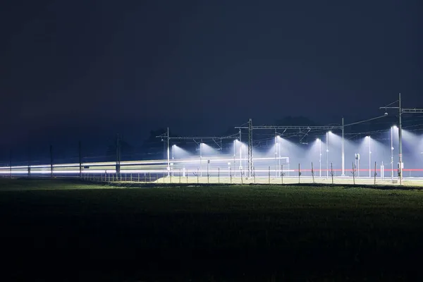 Huella Ligera Tren Tráfico Vía Férrea Electrificada Por Noche —  Fotos de Stock