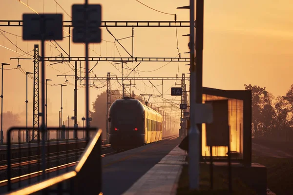 Spoorweg Bij Zonsopgang Passagierstrein Die Het Station Verlaat — Stockfoto