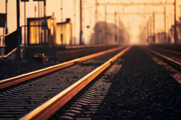 Golden Sunrise Demiryolu Tren Istasyonunda Seçici Odak Tren Yolu — Stok fotoğraf