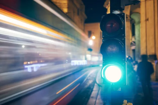 Зеленый Светофоре Против Светофоров Трамваев Автомобилей Ночная Сцена Городской Улице — стоковое фото