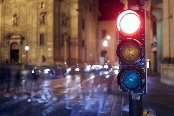 Luz Roja Semáforos Contra Paso Peatones Escena Nocturna Calle Ciudad —  Fotos de Stock