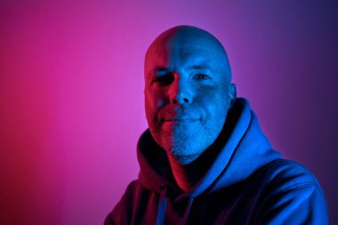 Neon ışıklarının aydınlatıldığı bir portre. Başarılı ve kararlı orta yaşlı adam.