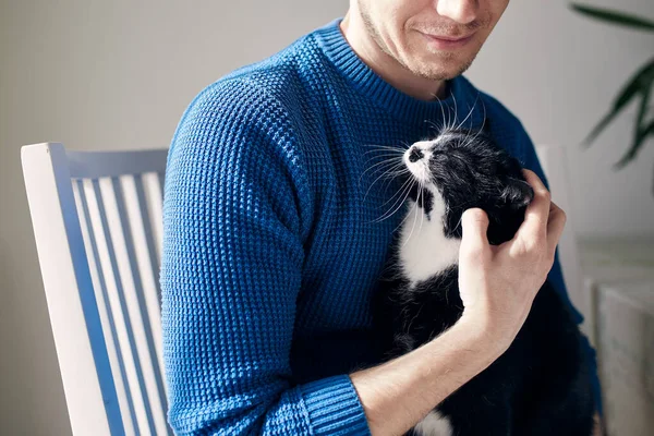 Joven Acariciando Gato Casa Durante Día Soleado Temas Confianza Cuidado —  Fotos de Stock