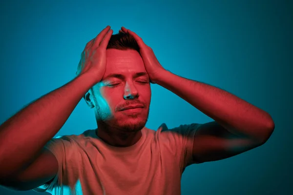 Retrato Iluminado Iluminación Neón Hombre Adulto Con Luces Rojas Verdes — Foto de Stock