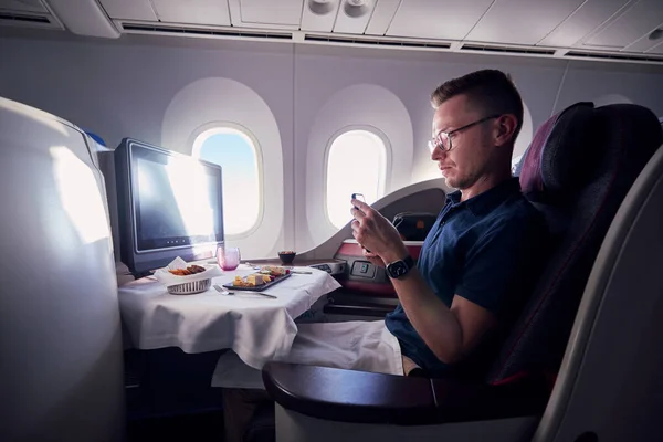 プラハ チェコ共和国 2021年9月2日 カタール航空ボーイング787 8ドリームライナーのビジネスクラスでの飛行中に食品の写真を撮る乗客 — ストック写真