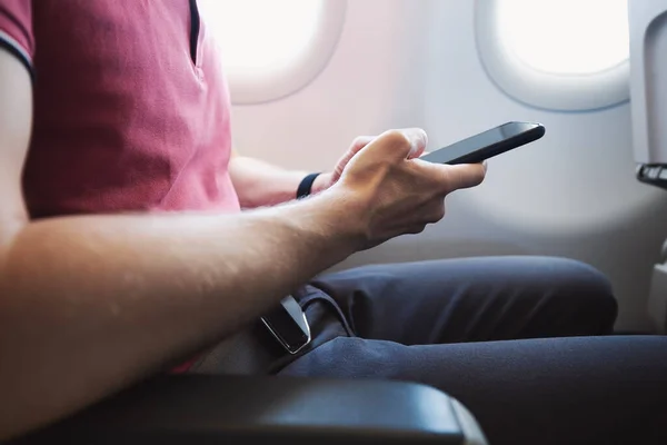 Руки Держат Смартфон Самолете Пассажир Подключением Интернету Время Полета — стоковое фото
