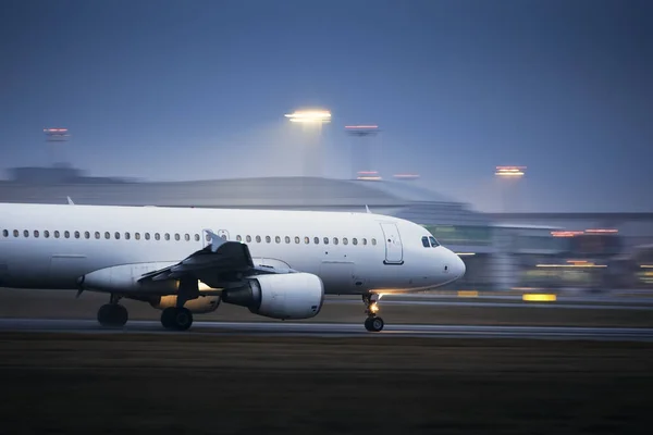 Gece Havaalanı Pistinden Kalkan Uçak Geceleri Uçak Bulanık Hareket Ediyor — Stok fotoğraf