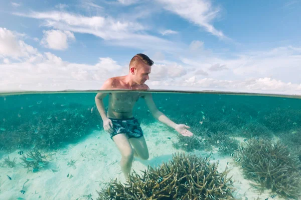 Uomo Che Ammira Coralli Sotto Superficie Dell Acqua Turismo Guardando — Foto Stock