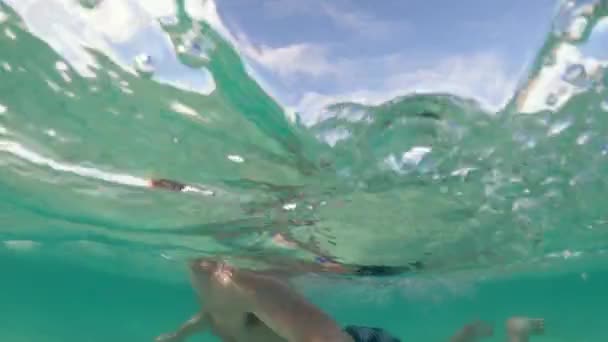 Junger Mann Schwimmt Meer Touristen Genießen Strandurlaub Tropischen Reisezielen Unterwasser — Stockvideo