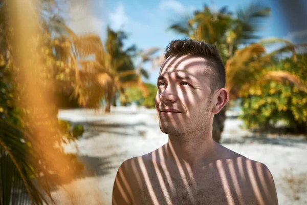Портрет Під Пальмою Пляжі Тіньовий Лист Долоні Обличчі Молодого Чоловіка — стокове фото