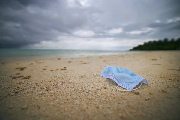 Maschera Protettiva Abbandonata Usata Sulla Spiaggia Sabbia Temi Covid Inquinamento — Foto Stock