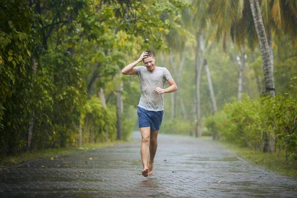 Промокший Молодой Человек Бежит Дороге Проливным Дождем — стоковое фото