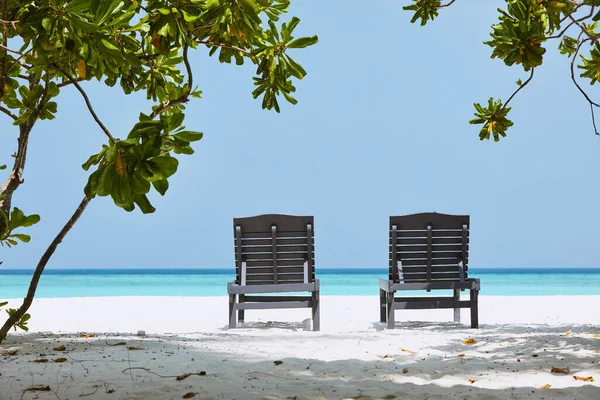 Rear View Two Empty Wooden Deckchairs Idyllic Sand Beach Sea — Fotografia de Stock