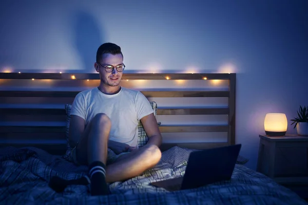 Lonely Man Eyeglasses Sitting Bed Bedroom Using Laptop Night Face — Foto de Stock