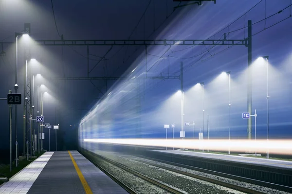Gece Demiryolu Aydınlatılmış Tren Istasyonunda Yolcu Treninin Hafif Patikası — Stok fotoğraf