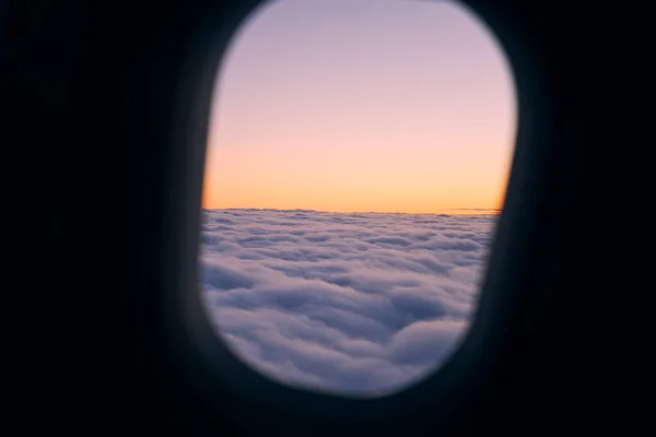 Zicht Vanuit Vliegtuigraam Tijdens Vlucht Boven Wolken Bij Prachtige Zonsondergang — Stockfoto