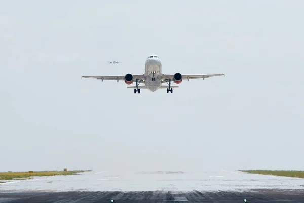 Avión Despegando Pista Del Aeropuerto Mientras Otro Avión Acerca Aterrizaje —  Fotos de Stock