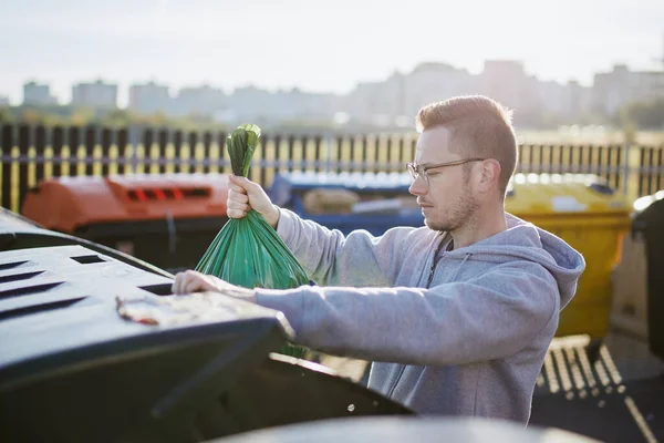 Hombre Que Camina Con Basura Persona Lanzando Bolsa Plástico Verde — Foto de Stock