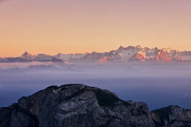 Gün batımında karla kaplı sıradağların manzara manzarası. Luzern yakınlarında İsviçre Alpleri, İsviçre