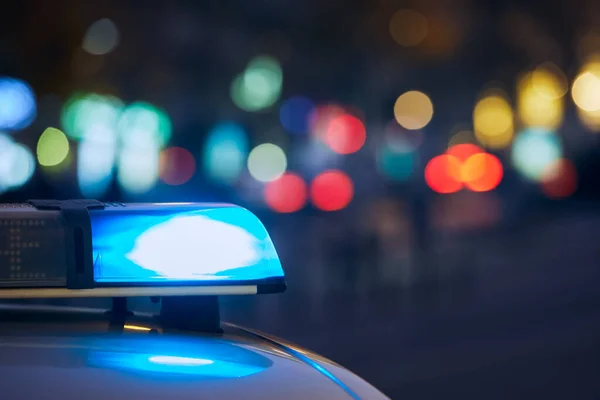 Blaues Blinklicht Der Sirene Eines Polizeiautos Der Nacht Stadtstraße Themen — Stockfoto