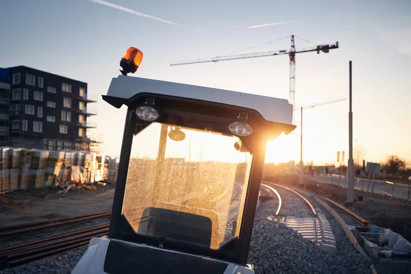 日落时铁路轨道建筑工地上的机械 在市区兴建新的缆车连接 — 图库照片