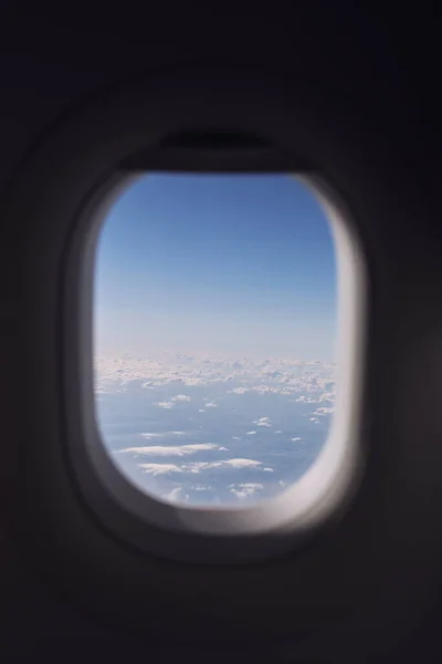 Venster Van Vliegtuig Tijdens Vlucht Boven Wolken Mooie Zonnige Dag — Stockfoto