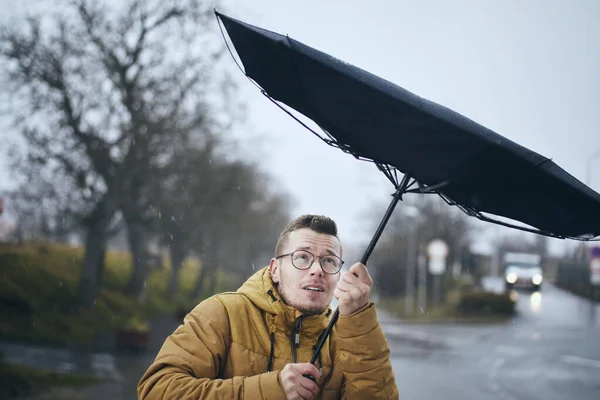 Mężczyzna Trzymający Złamany Parasol Silnym Wietrze Ponury Deszczowy Dzień Tematy — Zdjęcie stockowe