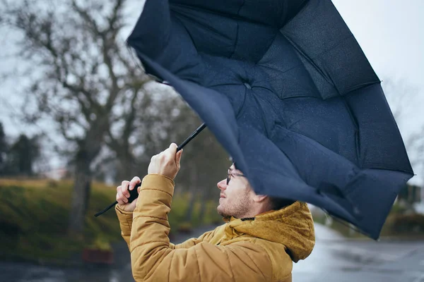 Man Met Gebroken Paraplu Sterke Wind Tijdens Een Sombere Regenachtige — Stockfoto