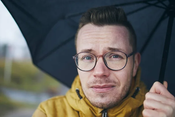 Retrato Joven Con Anteojos Bajo Paraguas Bajo Lluvia Temas Tiempo —  Fotos de Stock