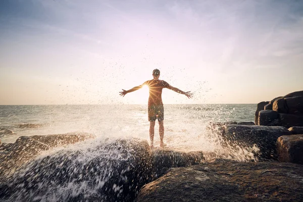 Bakifrån Människan Njuter Stänk Vatten Från Havet Vid Vacker Solnedgång — Stockfoto