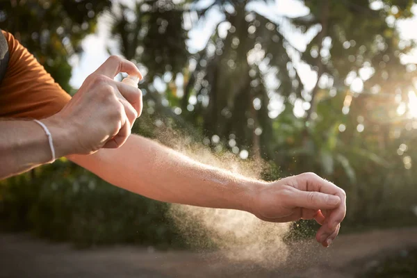 Förebyggande Mot Myggbett Tropisk Destination Man Applicerar Insektsmedel Handen Mot — Stockfoto