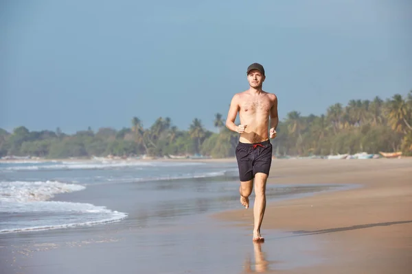Homem Correr Praia Areia Luz Manhã Vista Frontal Corredor Descalço — Fotografia de Stock