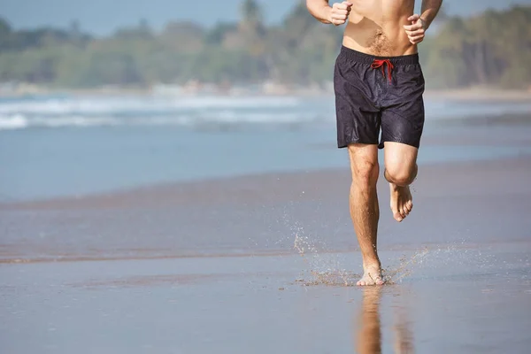 Homem Correr Praia Areia Vista Frontal Corredor Descalço Contra Costa — Fotografia de Stock