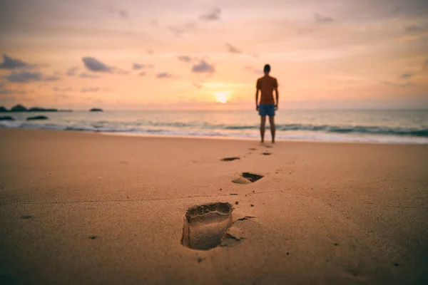 Huellas Arena Contra Silueta Persona Hombre Solitario Caminando Largo Playa — Foto de Stock