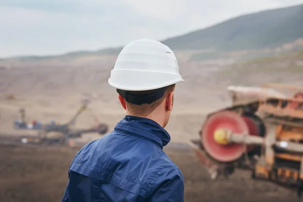 Minería Carbón Mina Superficie Minero Mirando Enorme Excavadora —  Fotos de Stock