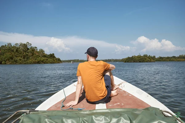 Visão Traseira Homem Sentado Arco Barco Durante Viagem Lago Sri — Fotografia de Stock