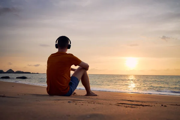 Sahilde Kulaklıklı Bir Adamın Dikiz Görüntüsü Huzur Tefekkür Güzel Günbatımında — Stok fotoğraf