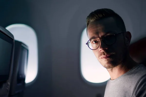 Πορτρέτο Του Ανθρώπου Που Ταξιδεύει Αεροπλάνο Επιβάτες Ένα Κάθισμα Παραθύρου — Φωτογραφία Αρχείου
