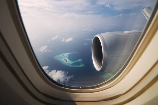 Utsikt Från Flygplansfönstret Landning Maldiverna Indiska Oceanen Med Vackra Tropiska — Stockfoto