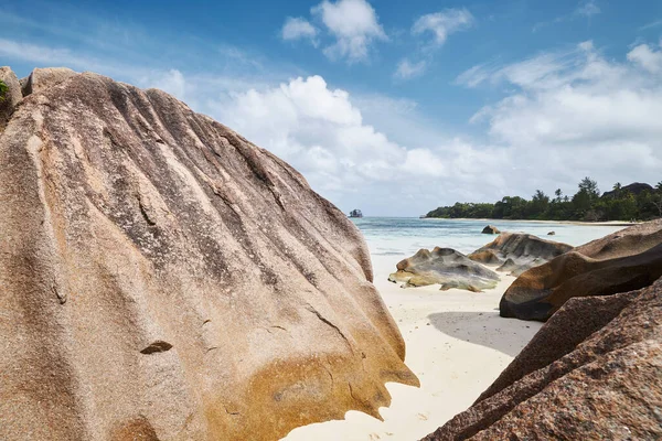 Vista Scenica Sulla Bellissima Spiaggia Sabbia Con Massi Granito Alle — Foto Stock