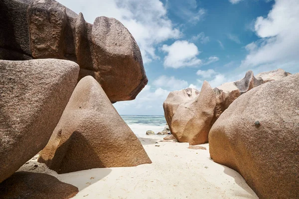 Vista Scenica Sulla Bellissima Spiaggia Sabbia Con Massi Granito Alle — Foto Stock