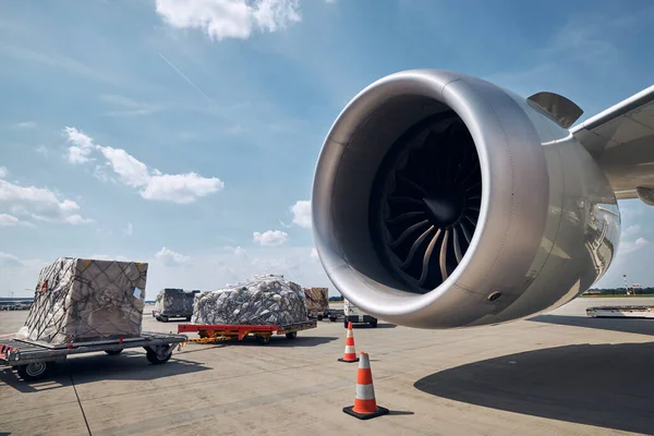 Voorbereiding Vrachtvliegtuig Luchthaven Belading Van Vrachtcontainers Tegen Straalmotor Van Het — Stockfoto