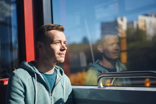 Man Pendelt Met Tram Volwassen Passagier Kijkt Uit Het Raam — Stockfoto