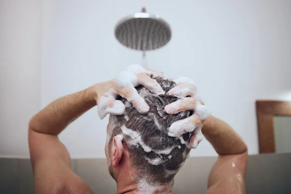 Bakifrån Mannen När Tvättar Håret Dusch Badrummet Vått Hår Med — Stockfoto