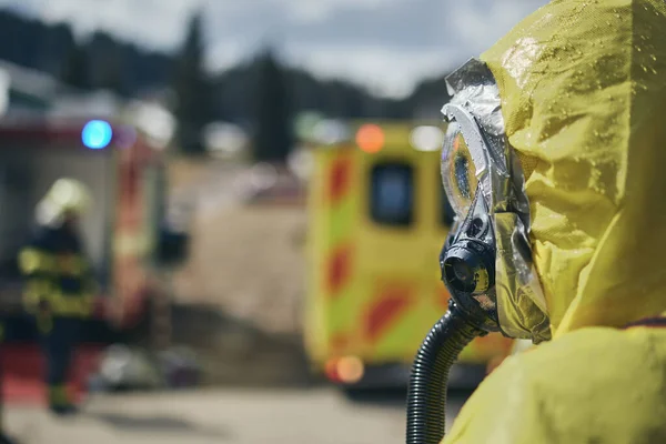 Mitglied Des Biohazard Teams Des Rettungsdienstes Schutzanzug Gegen Krankenwagen Und — Stockfoto