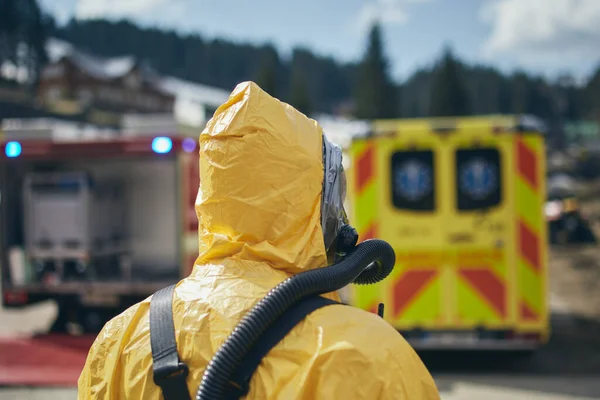 Mitglied Des Biohazard Teams Des Rettungsdienstes Schutzanzug Gegen Krankenwagen Und — Stockfoto