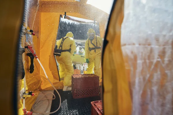 Descontaminación Del Equipo Riesgo Biológico Del Servicio Médico Emergencia Trajes — Foto de Stock