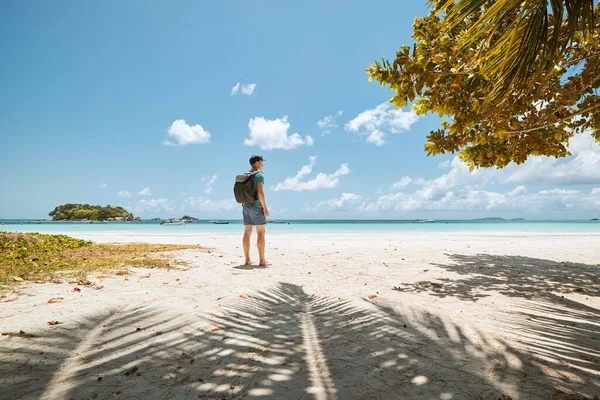 Man Backpack Walking White Sand Beach Idyllic Seascape Praslin Island — Stok fotoğraf