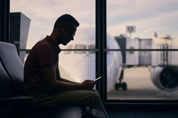 Silhouette Eines Jungen Mannes Der Auf Seinen Flug Wartet Reisende — Stockfoto